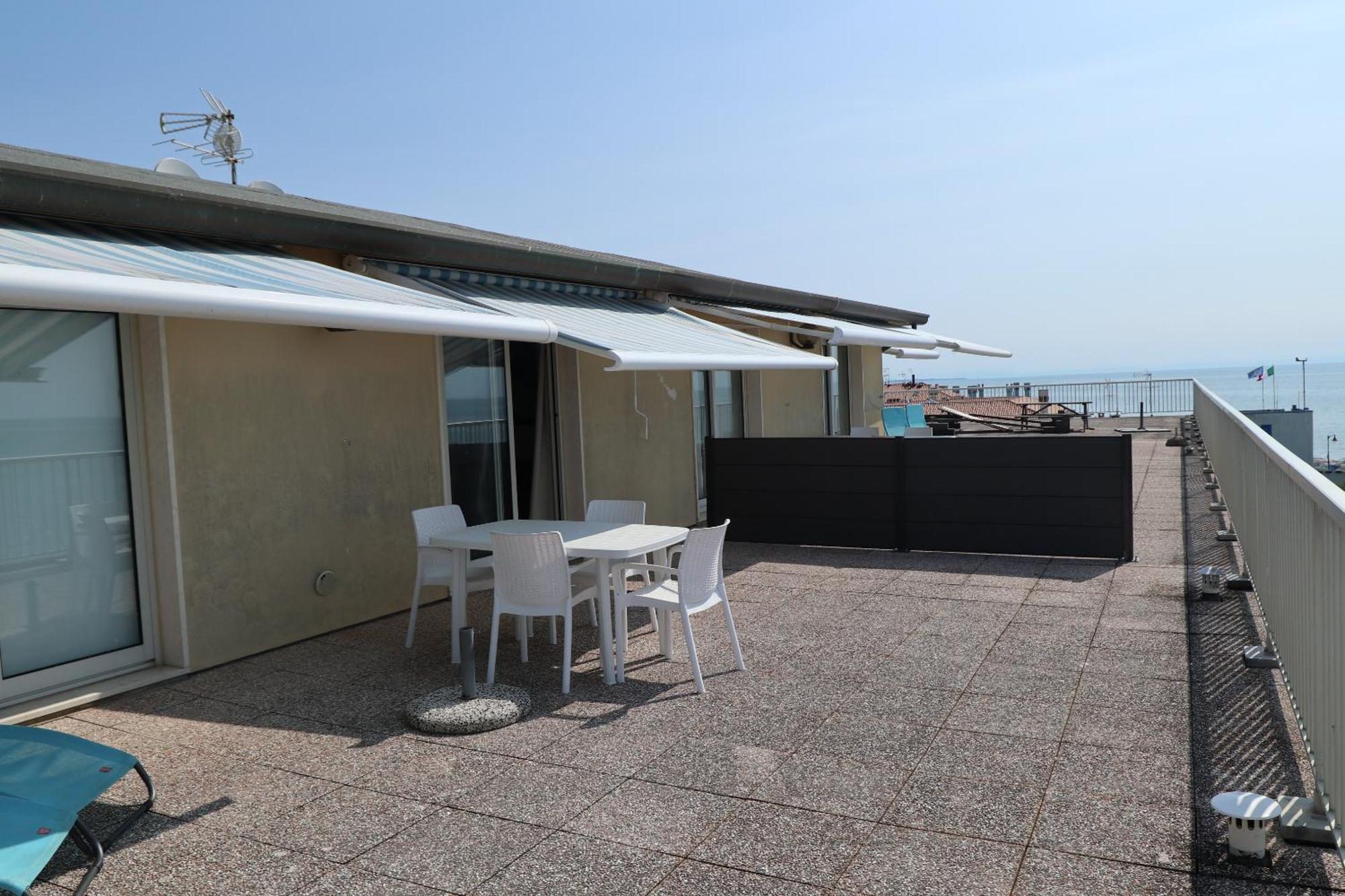 Penthouse Attico Mara Apartment Каорле Екстериор снимка
